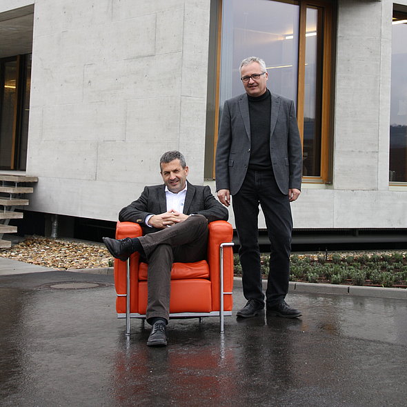 Sesselbild, Kundenreferenz sitzend Karl Köhler, stehend Horst Köhler